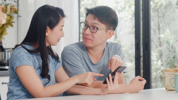 Wah, kira-kira bagaimana ya kondisi komunikasi dengan pasangan ketika kita sering curhat di media sosial? Begini jawaban pakar.