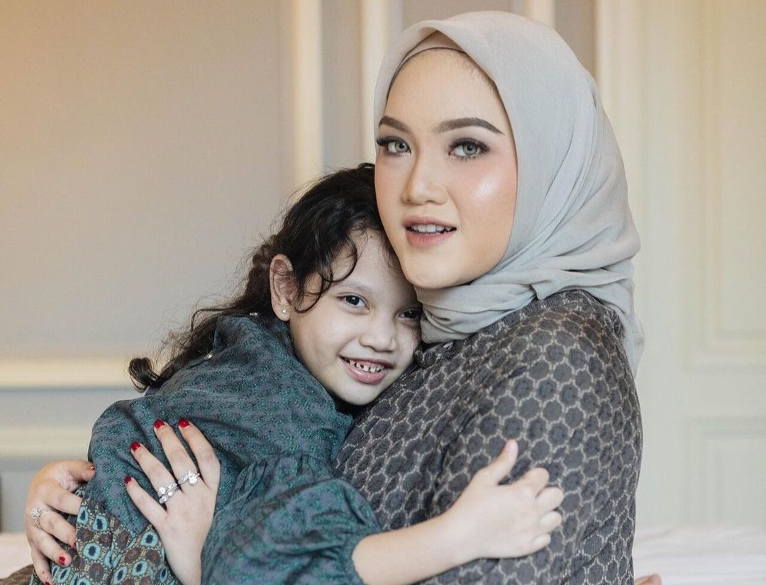 Menjadi ibu tunggal yang bekerja dan mengurus anak memiliki tantangan tersendiri bagi Chacha Thaib. Yuk, simak ceritanya.