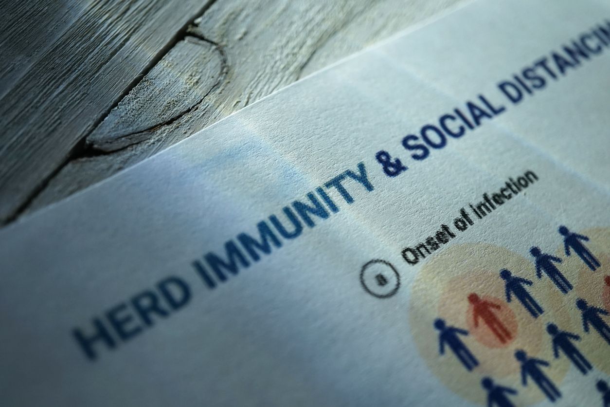 Banyak yang menganggap kondisi Herd Immunity adalah tanda berakhirnya pandemi COVID 19. Ini faktanya menurut Epidemiolog...
