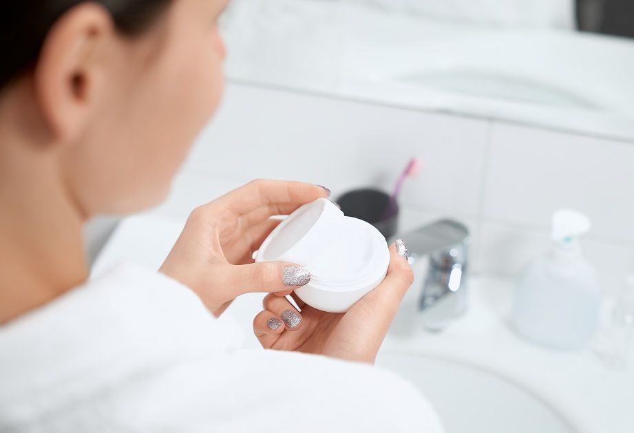 Sebagian dari kita sering bingung menentukan produk perawatan wajah antara skincare atau krim dokter. Lebih baik yang mana di antara keduanya?