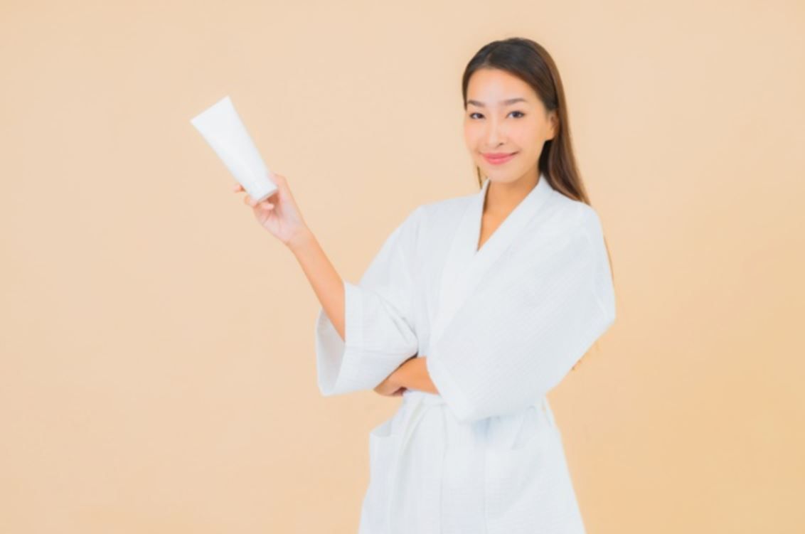 Baik sunscreen dan sunblock tentu dikenal dapat membantu melindungi kulit. Apa beda sunblock dan sunscreen?