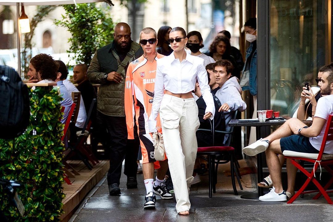 Gaya fashion Hailey Bieber selalu menarik untuk diikuti. Berikut rekomendasi fashion lokal untuk meniru french style dari Hailey Bieber.