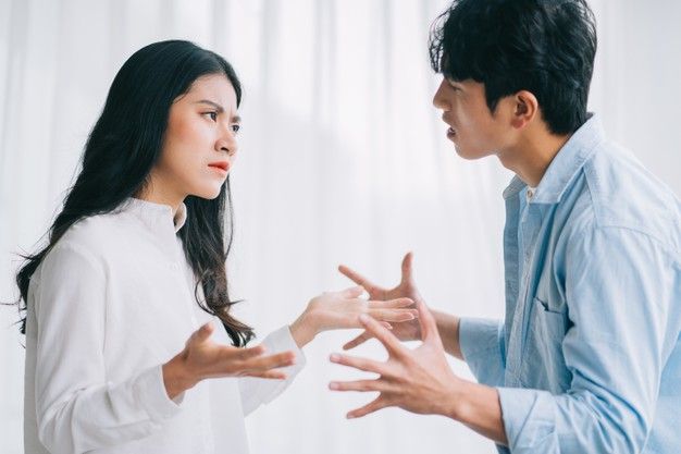 Trust issues atau masalah kepercayaan sering bermanifestasi menjadi tindakan negatif dari hubungan. Ketahui tanda-tandanya berikut ini.