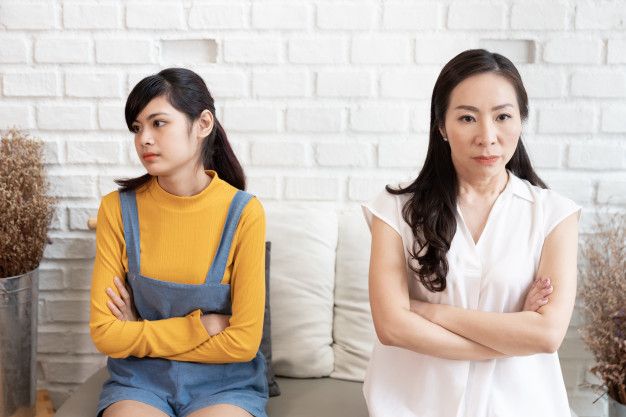 Menghadapi perceraian orang tua saat kita dewasa itu sangat sulit dan menyedihkan. Simak lima cara mengatasinya menurut terapis pernikahan ini.