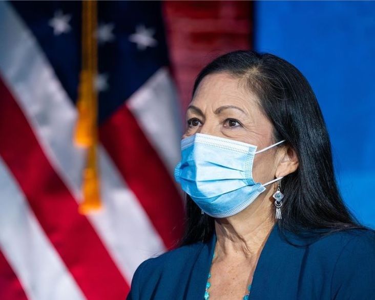 Deb Haaland, tuliskan sejarah baru sebagai perempuan pribumi Amerika pertama yang menjadi sekretaris kabinet AS.