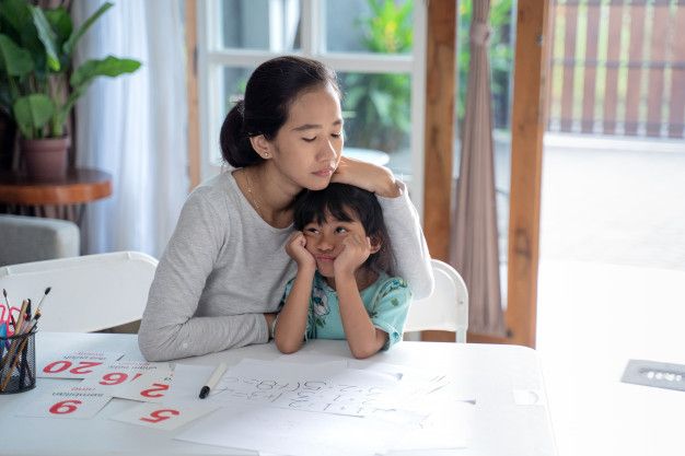 Jangan salah, beberapa perilaku ini justru dapat membuat anak menjadi menjauh dari orang tuanya. Apa saja perilaku tersebut?