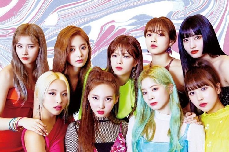 Girl group TWICE, mencetak sejarah setelah berhasil menjadi grup perempuan pertama yang meraih peringkat pertama di tangga penjualan album Billboard.