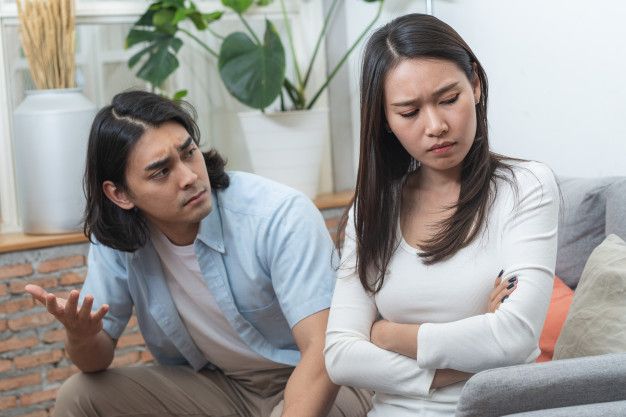 Trust issues merupakan masalah kepercayaan yang mengganggu romantisme sebuah hubungan. Praktikkan 3 langkah mengatasi masalah ini.