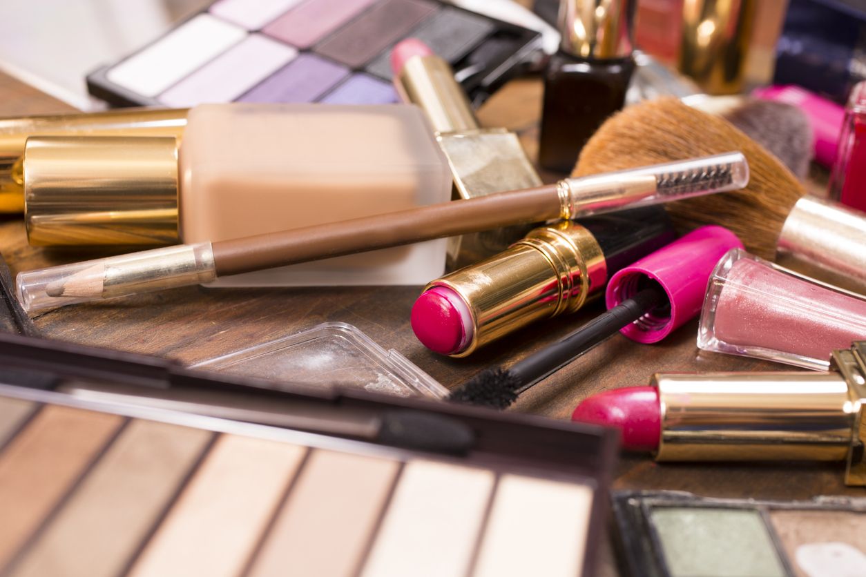Jangan asal pakai, make up juga bisa kedaluwarsa. Ini waktu terbaik untuk membuang make up lamamu menurut ahli.