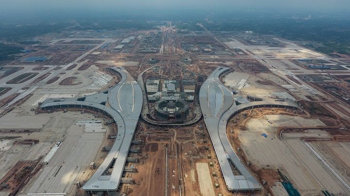 Bandar Udara Internasional Tianfu di Chengdu, Tiongkok kini sudah resmi beroperasi dengan melakukan penerbangan pertamanya pada Minggu (27/6/2021). 