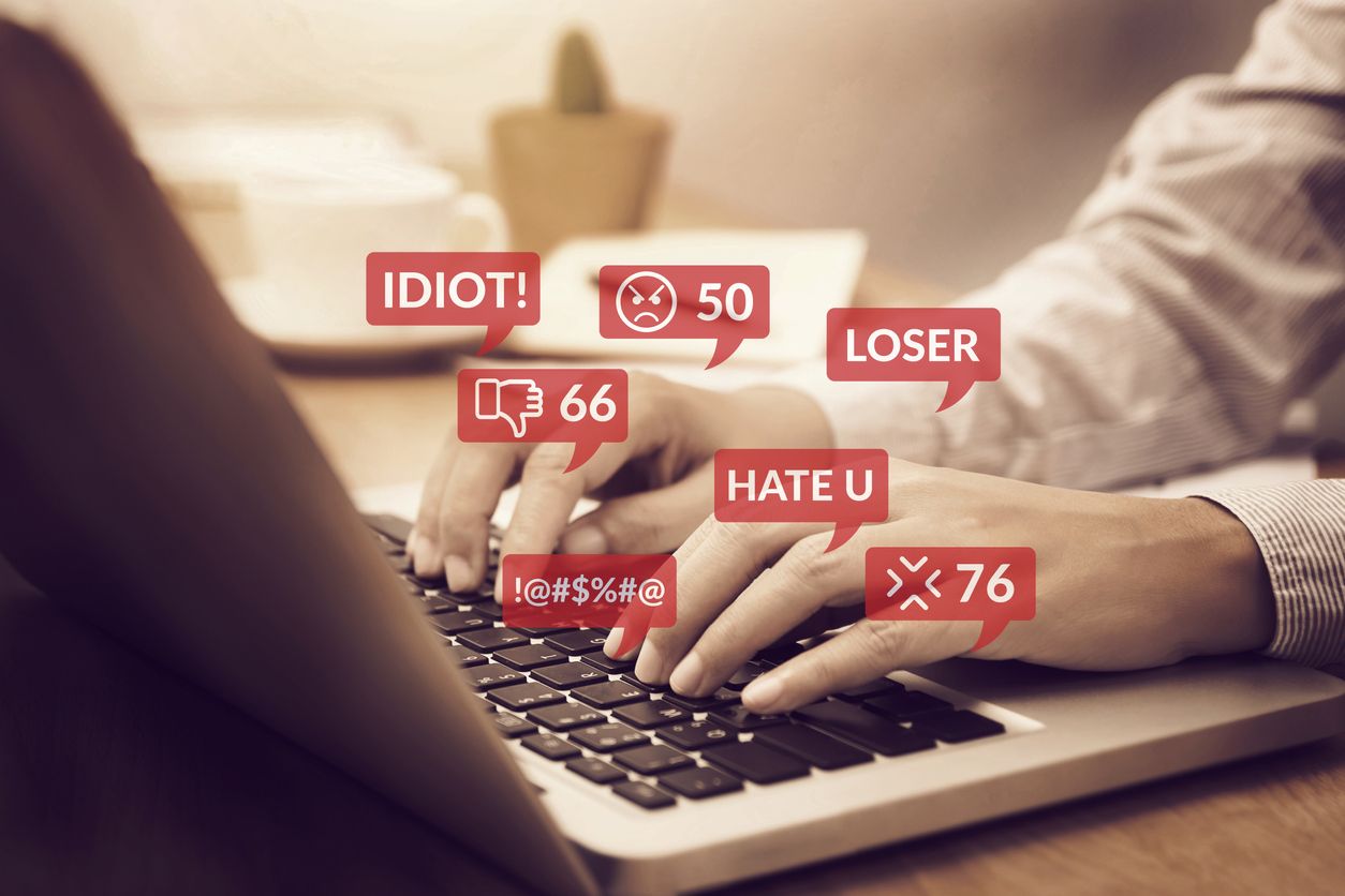 Perempuan rentan menerima hate speech atau ujaran kebencian. Kenali dulu istilah tersebut dan contoh tindakan hate speech!