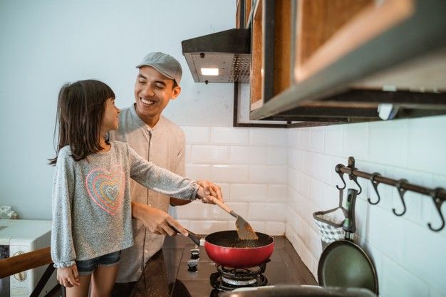 Menjadi ayah tunggal membutuhkan penyesuaian dan juga menggantikan peran ibu bagi anak-anak. Lalu, apa yang bisa ayah lakukan?