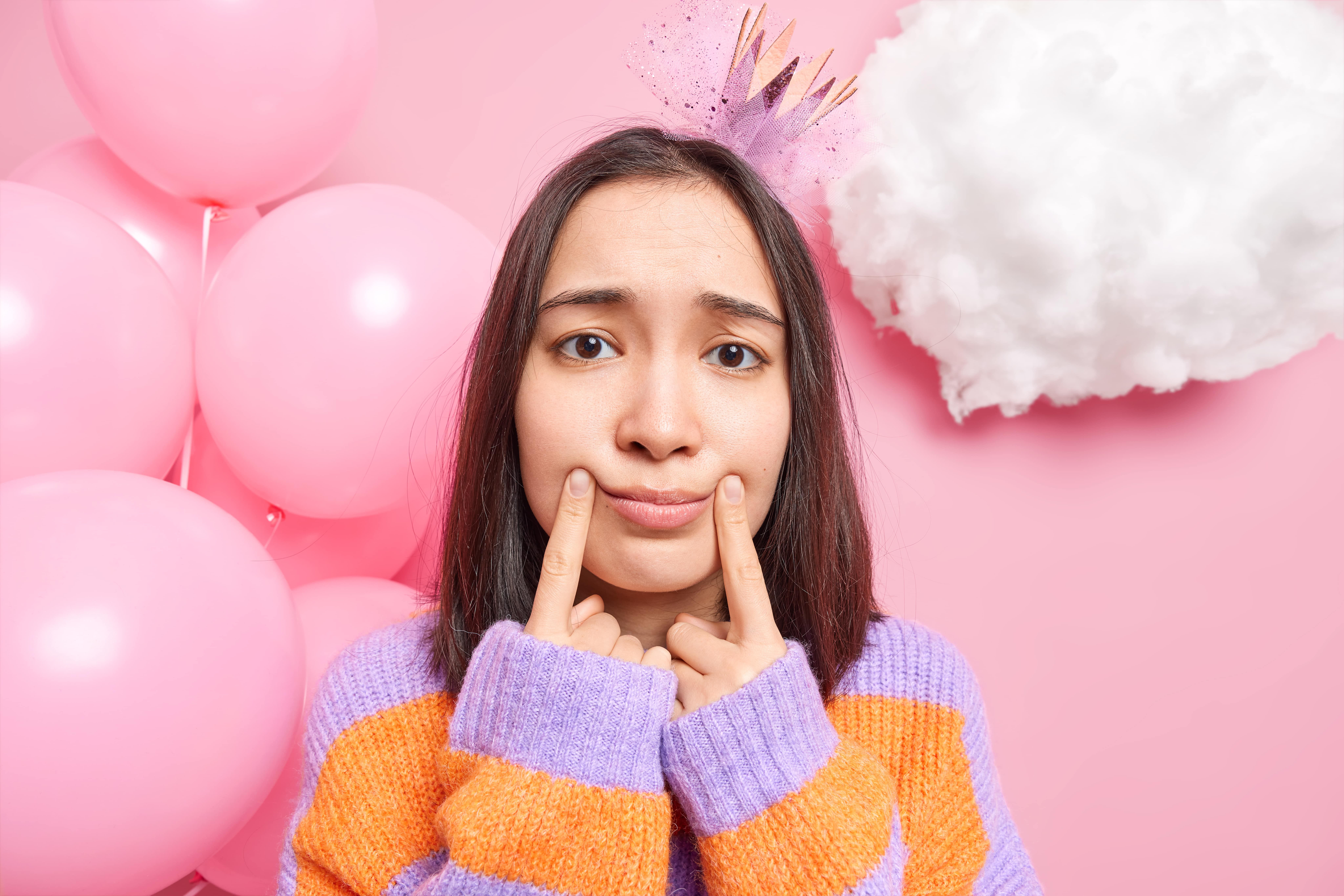 Perubahan warna bibir gelap kerap mengganggu penampilan. Simak cara mengatasi bibir gelap dengan bahan alami!