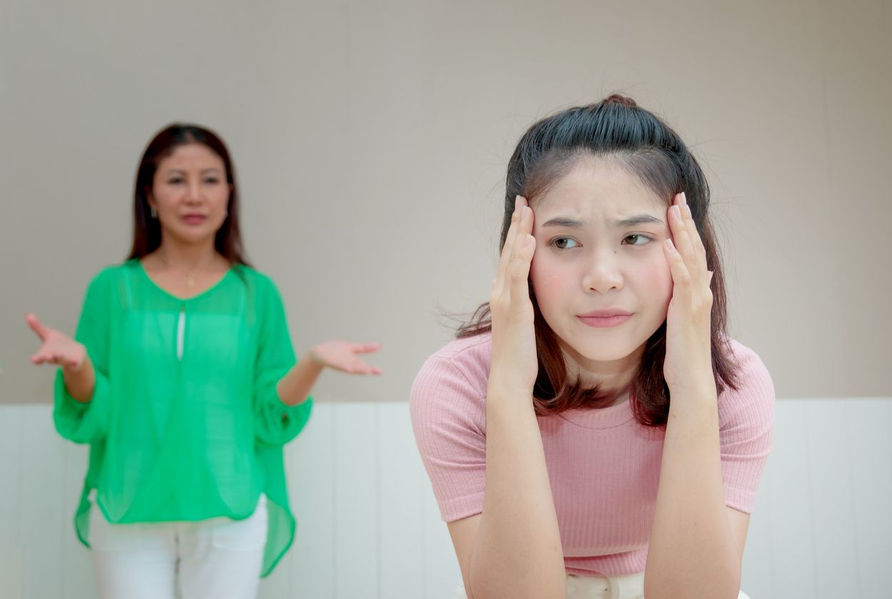 Kawan Puan, trust issues dalam keluarga  bisa disebabkan karena hal ini. Yuk simak apa saja penyebab dan dampak trust issues dalam keluarga ini!