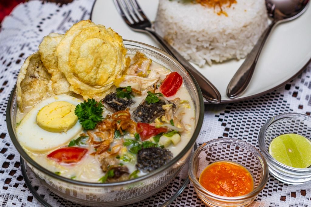 Selain rendang, masih banyak makanan Indonesia yang menarik perhatian dunia, salah satunya soto.  Bahkan sampai diposting New York Times