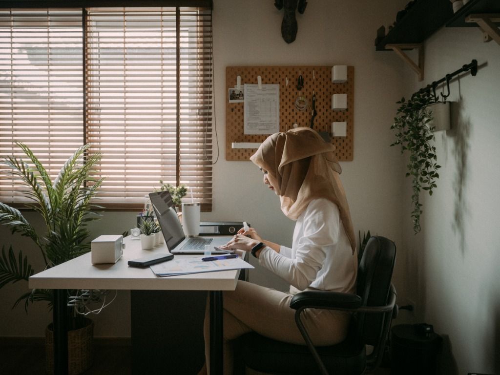 WFH terkadang membuat para pekerja mengeluh merasa pegal di bagian punggung. Ini cara mudah mengatasinya menurut Kemenkes.