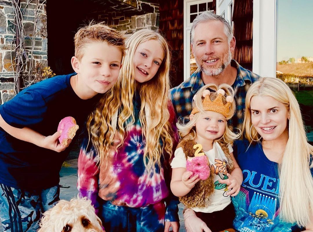 Penyanyi dan aktris asal Amerika, Jessica Simpson, membagikan ceritanya mengasuh tiga anak yang usianya tidak jauh berbeda. Yuk, simak kisahnya!
