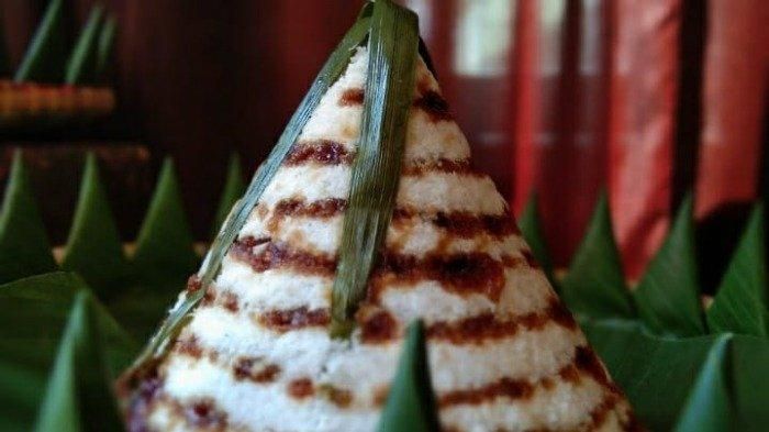 Ada beberapa kue tradisional yang wajib kamu coba. Di antaranya kue dengan olahan gula merah nih. Mulai dari klepon hingga kue rangi.