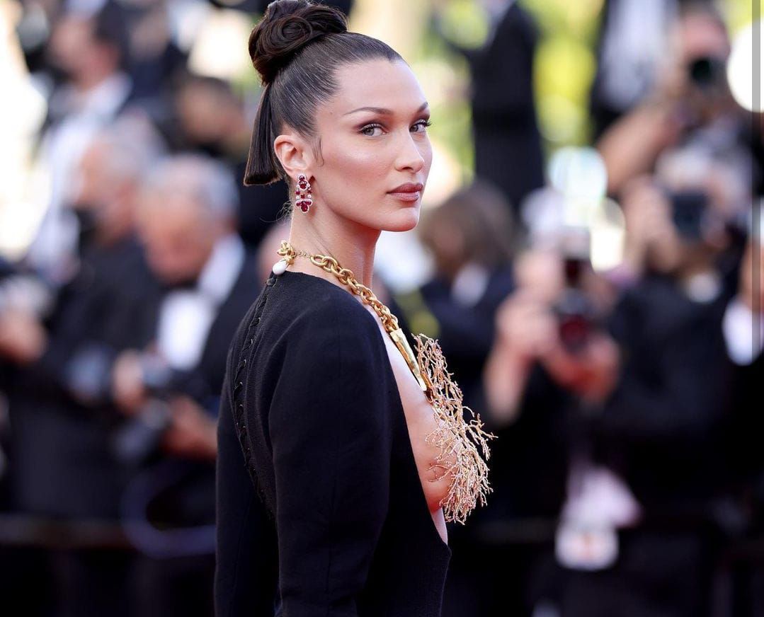 Pakai gaun avant garde yang terbuka, ini penampilan Bella Hadid di Festival Film Cannes yang curi perhatian!