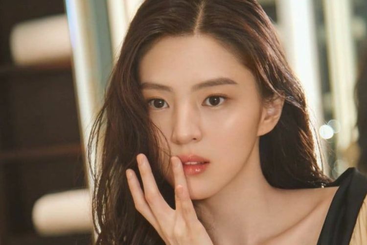 Bintang Nevertheless, Han So Hee, baru-baru ini resmi memerankan film layar lebar pertamanya, Gentleman, yang akan tayang bulan depan.