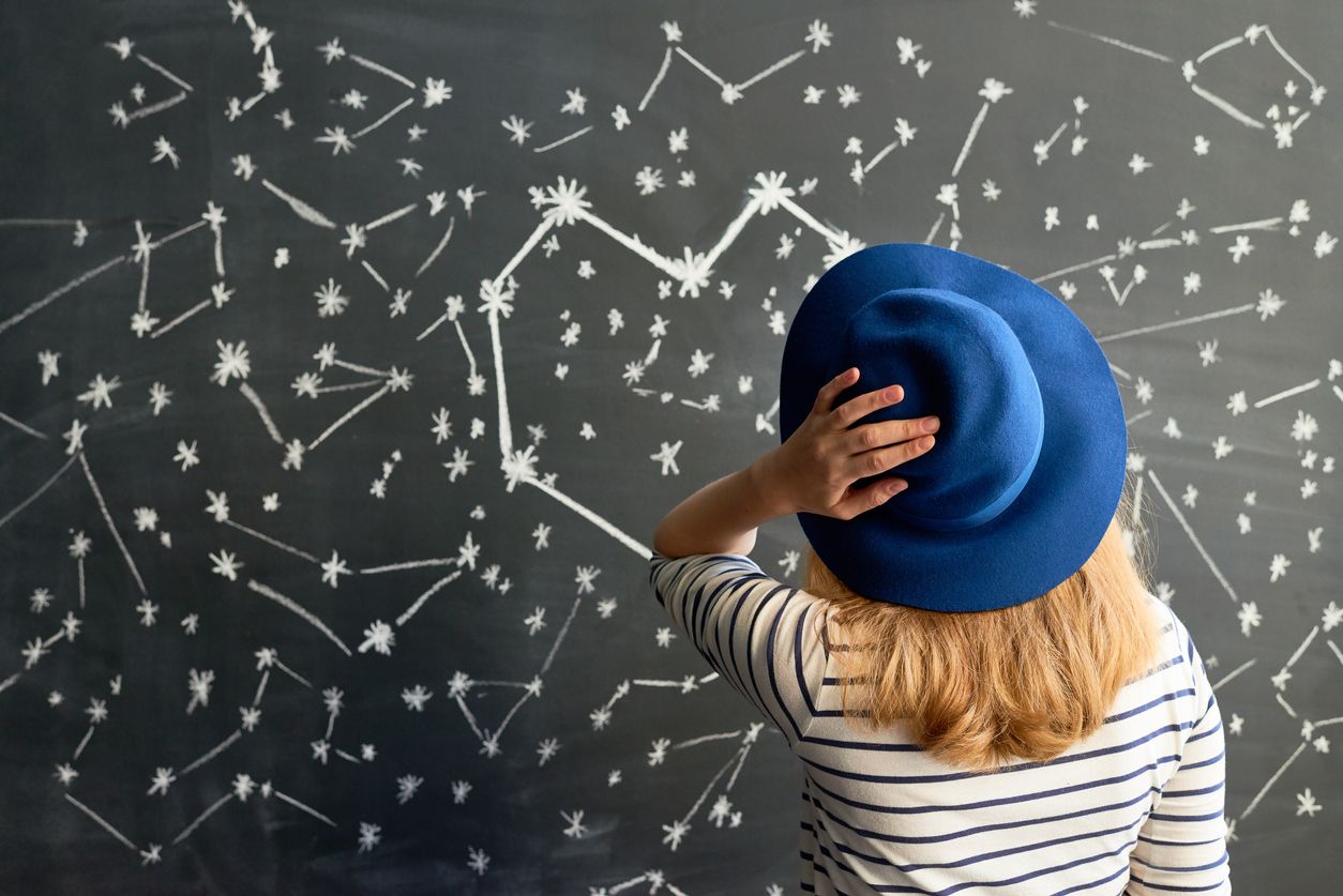 Ingin tahu seperti apa peruntunganmu pada 12-18 September 2022? Simak ramalan zodiak minggu ini, yuk!