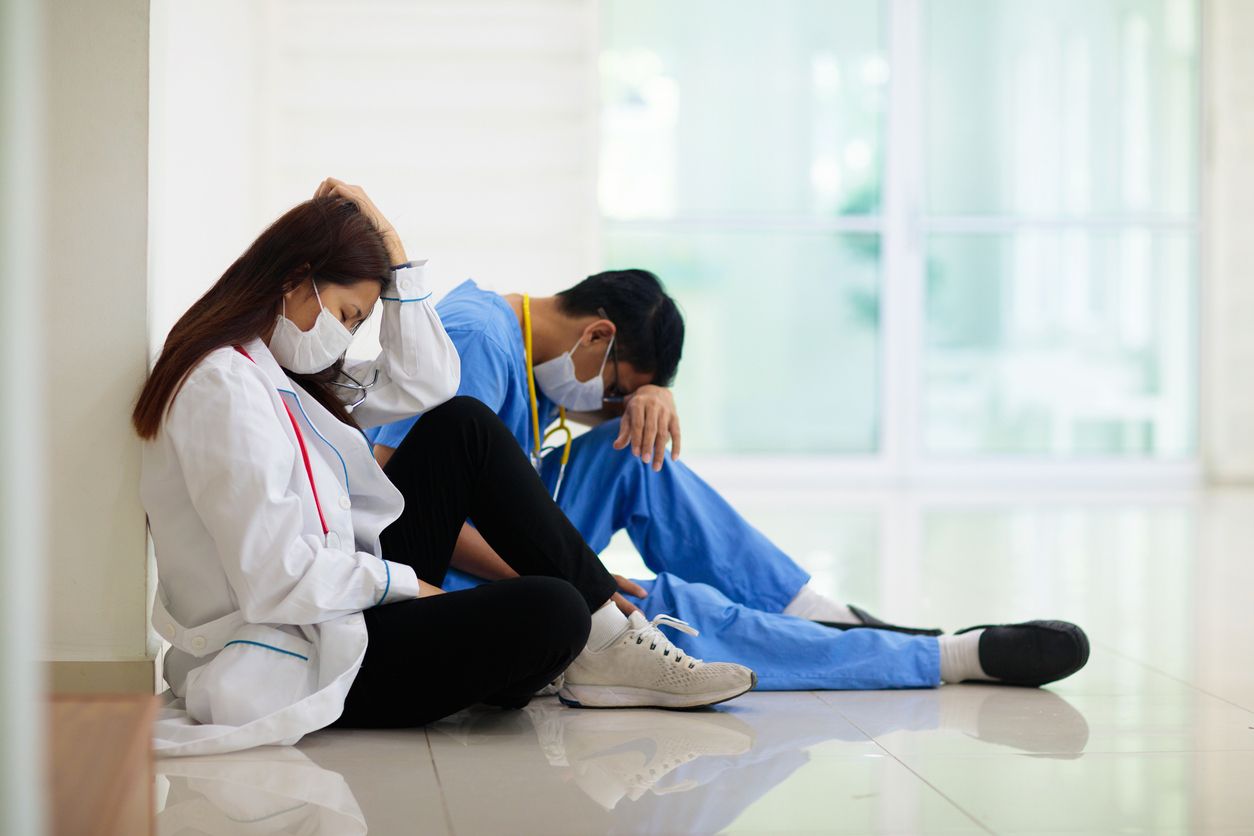 Pandemi yang tak kunjung usai menyebabkan banyak orang mengalami kelelahan emosional dan mental yang disebut Covid-19 fatigue