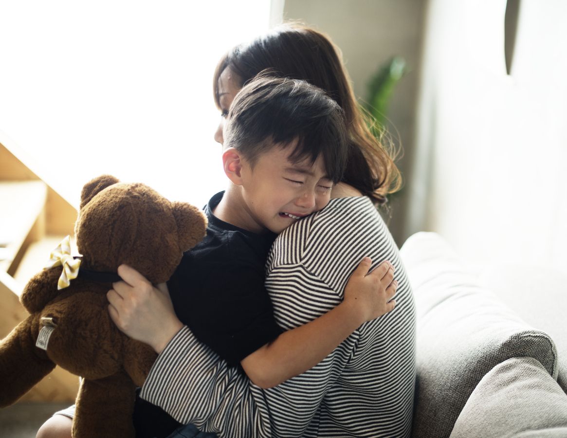 Meminta maaf pada anak bukan tanda kelemahan, justru mengajarkan bahwa tidak semua orang sempurna. Simak cara minta maaf secara bijak pada anak.