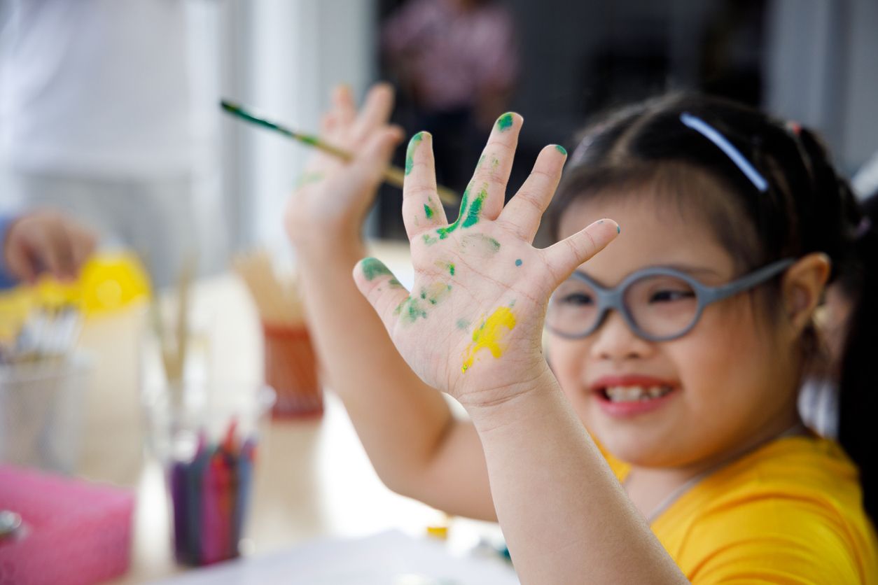 Autisme dan Down Syndrome adalah kondisi yang terpisah, tetapi mungkin saja seseorang memiliki keduanya. Kenali perbedaannya.