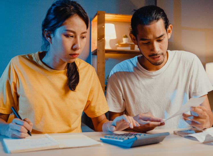 Kawan Puan, hati-hati dan waspada pada red flag finansial dalam hubungan romantis jika pasanganmu punya tanda-tanda ini!