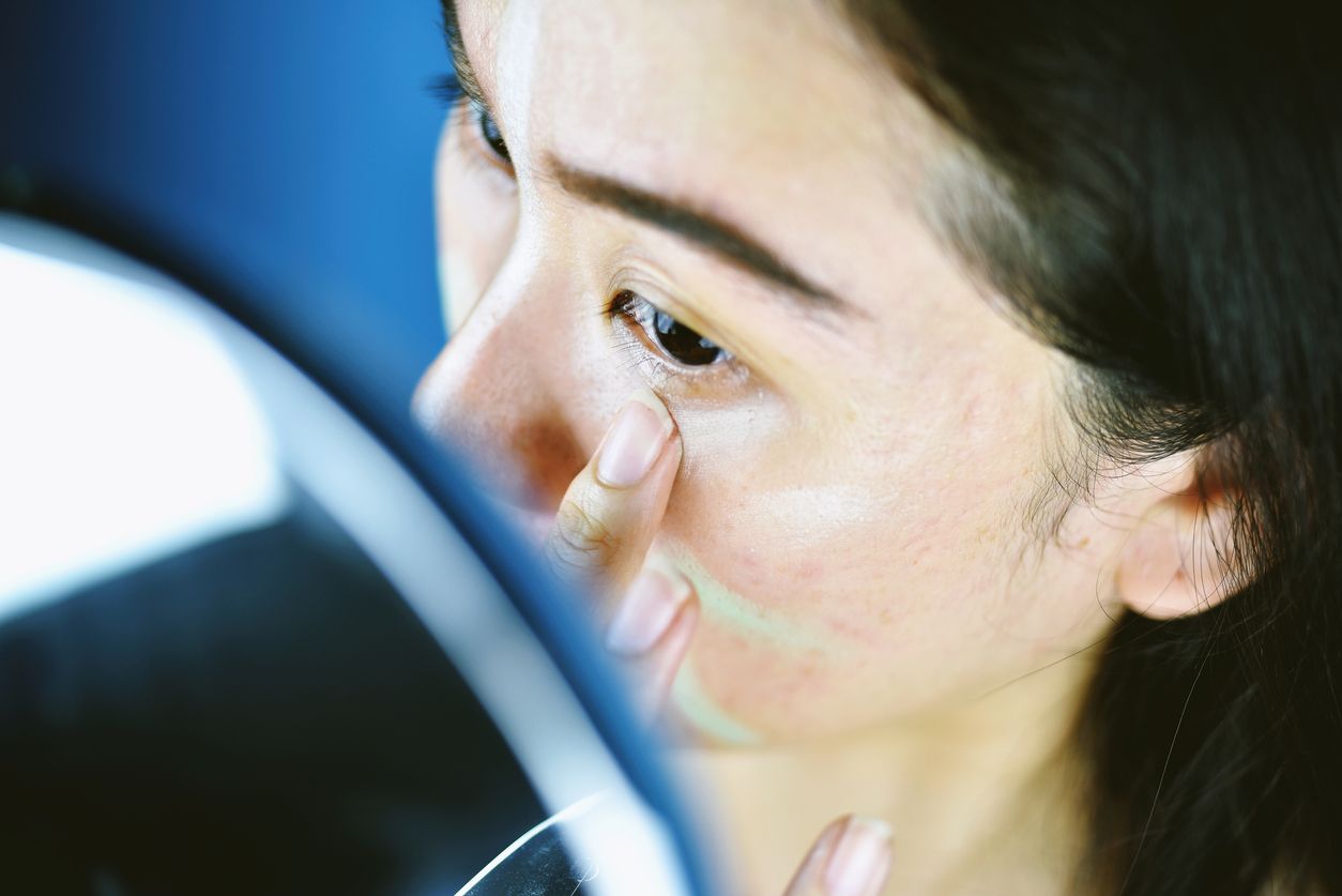 Untuk membuat tampilan makeup flawless, kamu bisa menggunakan concealer. Simak cara mengaplikasikan concealer dengan tepat berikut ini.