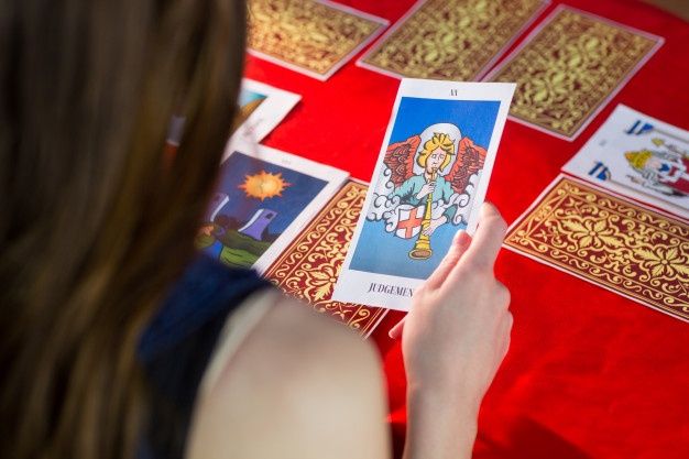 Membaca tarot dan zodiak ternyata membawa pengaruh positif bagi Lucy Stacklin, seorang tarot reader dan pengamat astrologi.