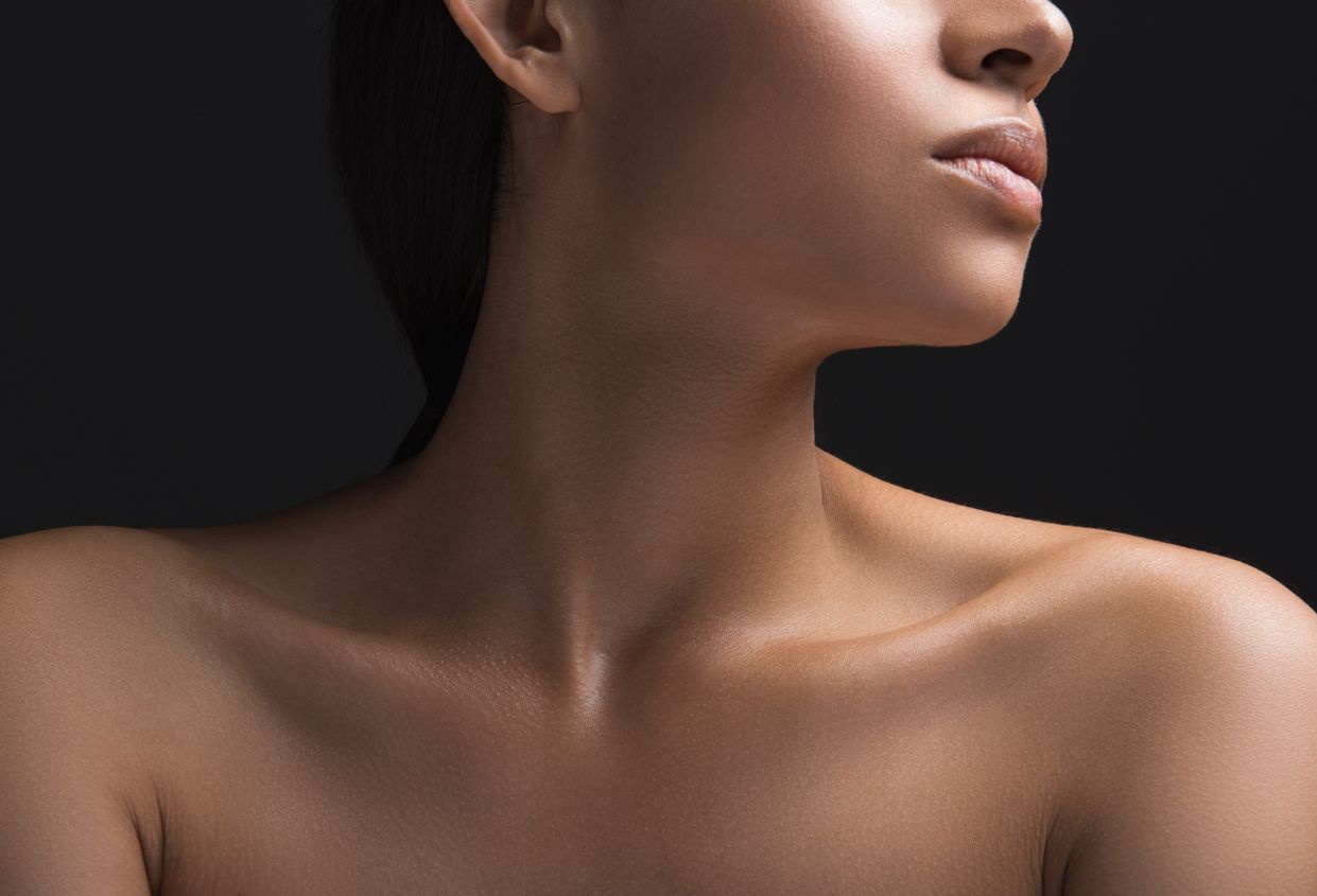 Kerap terabaikan, area leher padahal lebih rentan terhadap kerutan dan garis horizontal. Ini dia cara memudarkannya menurut dermatologis.