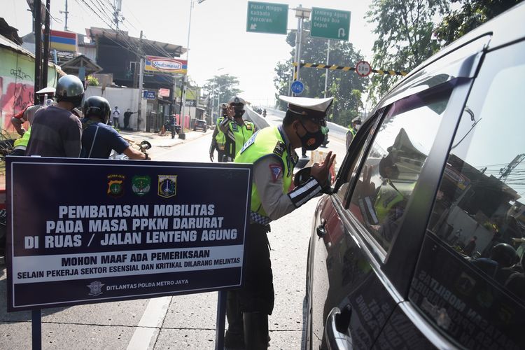 Aturan penyekatan kendaran di beberapa ruas jalan di DKI Jakarta akan tetap diberlakukan mengikuti keputusan perpanjangan PPKM Level 4.