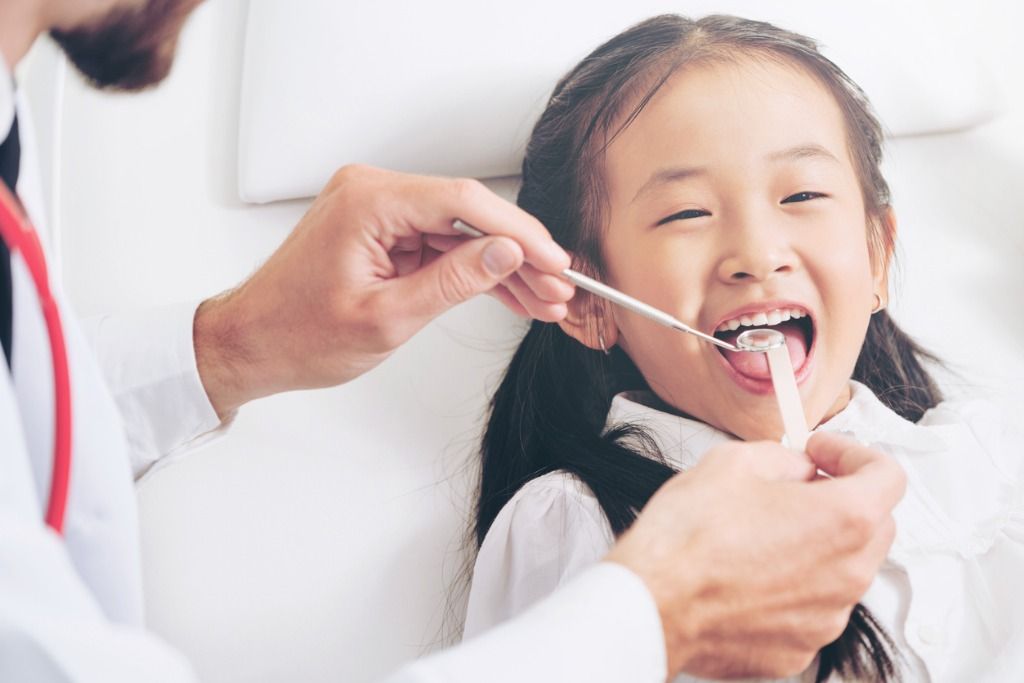 Kawan Puan, yuk simak berikut ini beberapa sumber makanan alami yang bisa menjaga kesehatan gigi anak