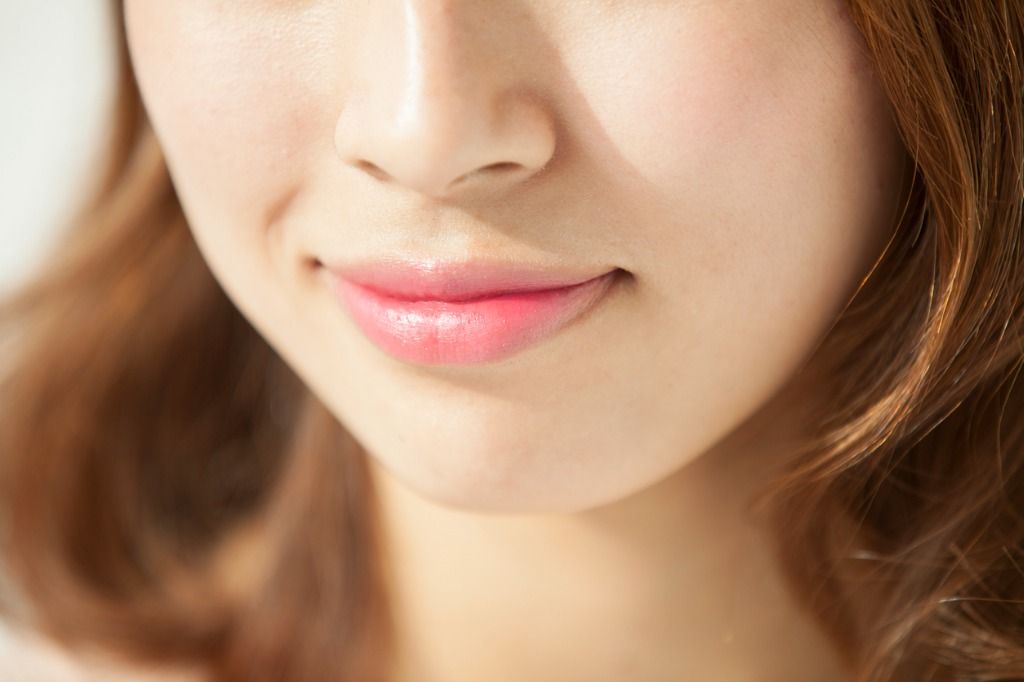 Bibir kering dan pecah-pecah kerap kita dapati pada bibir. Lantas, mengapa bisa bibir kita mengalami hal tersebut? Ini dia penyebabnya. 