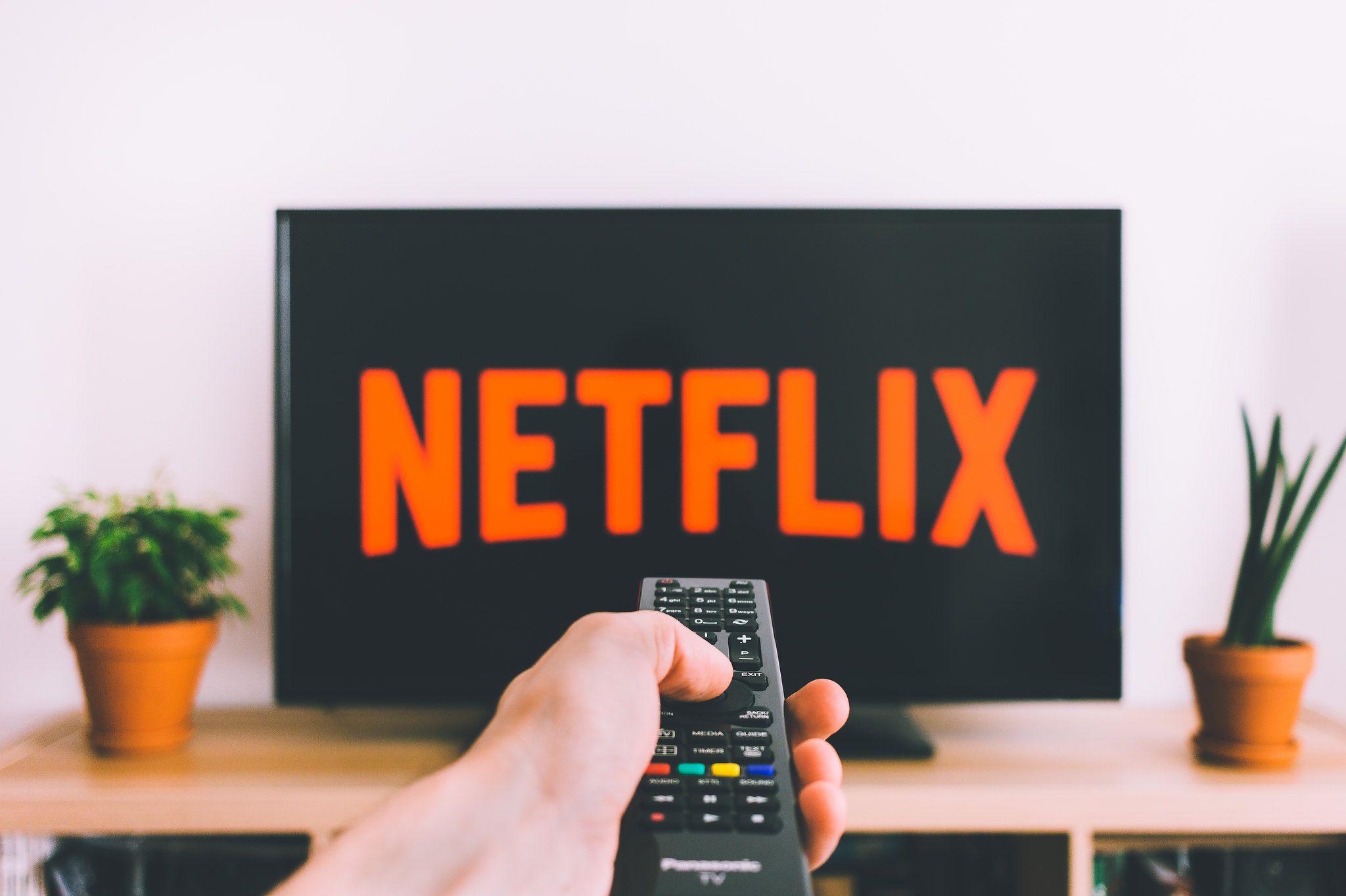 Berkaitan dengan invasi Ukraina, Netflix telah menangguhkan layanannya di Rusia. Berbagai proyek mengalami penundaan syuting.
