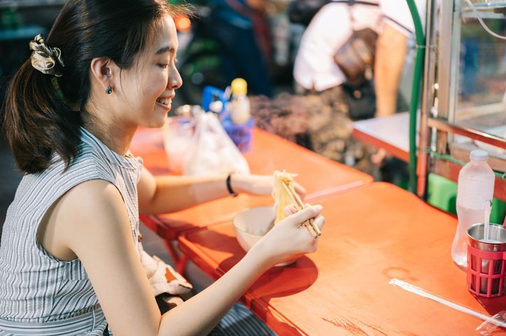 Saat makan, ada baiknya kita mengunyah secara perlahan agar tidak ada masalah pada pencernaan. Tak hanya itu, ini beberapa masalah lain