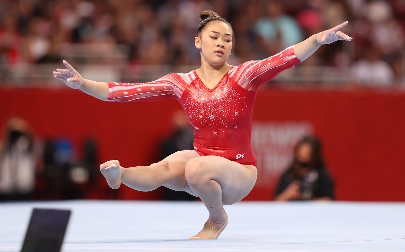 Pesenam Suni Lee berhasil meraih medali emas di Olimpiade Tokyo 2020. Ia mendidikasikan kemenangannya untuk sang ayah dan keluarganya.