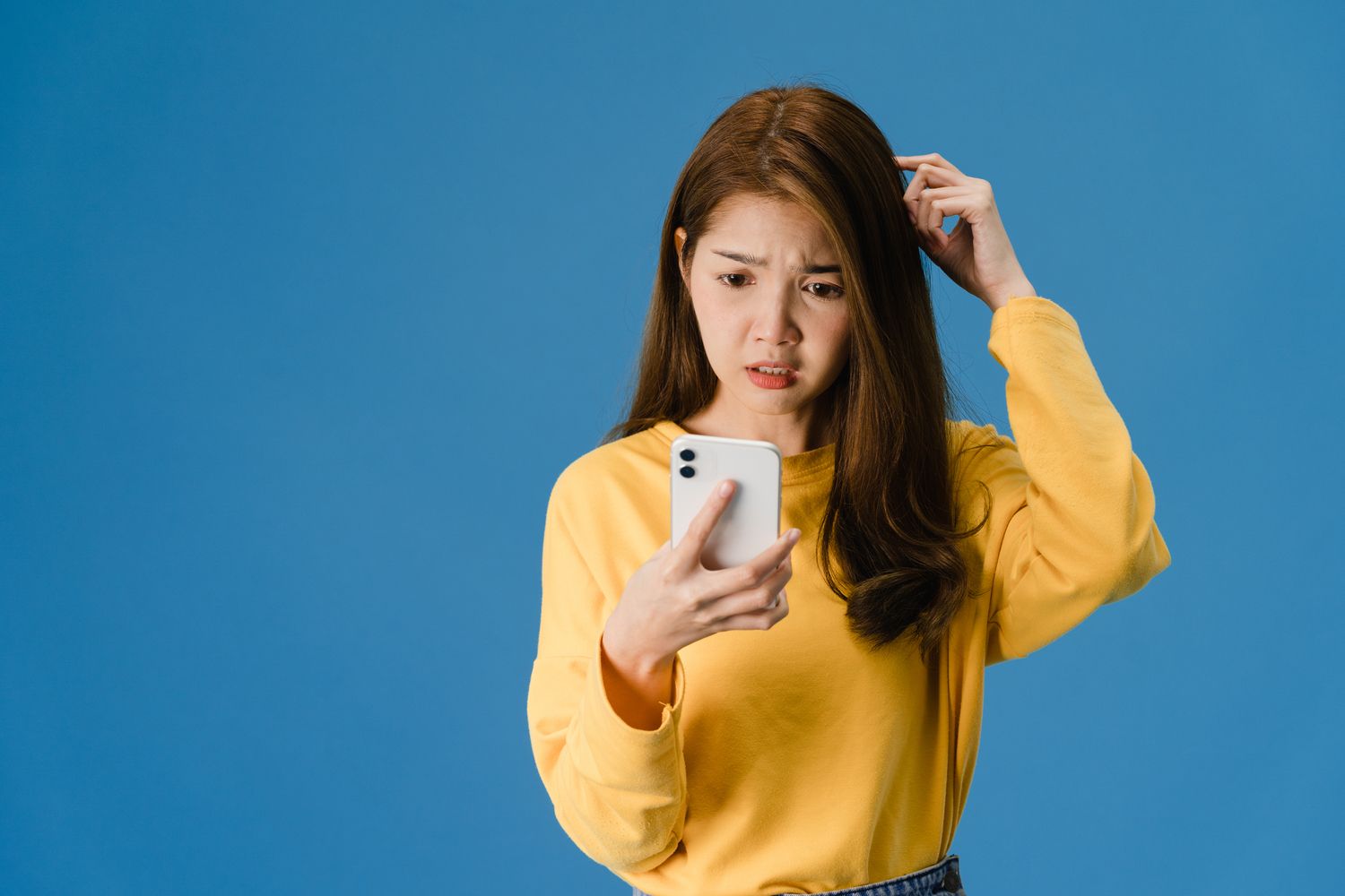 Kebiasaan menatap layar gadget dengan menunduk terus menerus menyebabkan tech neck. Simak cara mencegah tech neck!