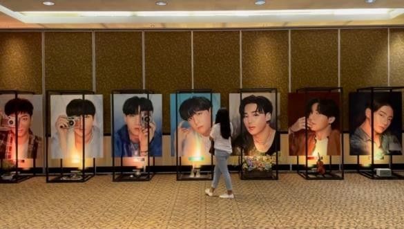 Pada hari Sabtu (31/7/21), Senyum Army menampilkan pameran BTS di Sentra Vaksinasi Nasional Gotix dan Polda Metro Jaya.