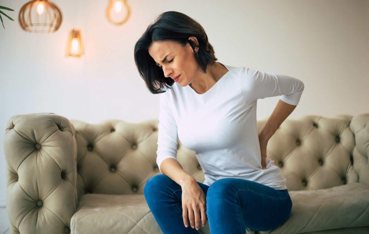 Kebiasaan sehari-hari yang tampaknya tidak berbahaya ternyata menyebabkan sakit pada punggung belakang atau dikenal dengan istilah lower back pain.