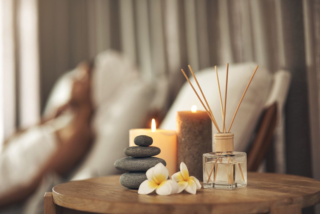 Aroma memiliki makna sendiri, bahkan memunculkan ingatan tertentu. Ternyata, aroma di setiap ruangan di rumah itu sebaiknya berbeda-beda, lho.