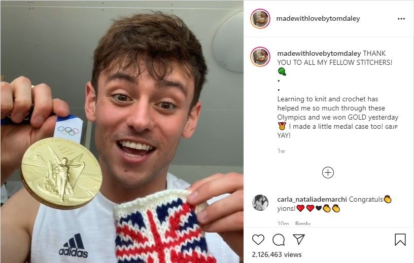 Atlet lompat indah asal Inggris, Tom Daley, menonton pertandingan olimpiade sambil merajut. Hal tak biasa ini mencuri perhatian warganet. 