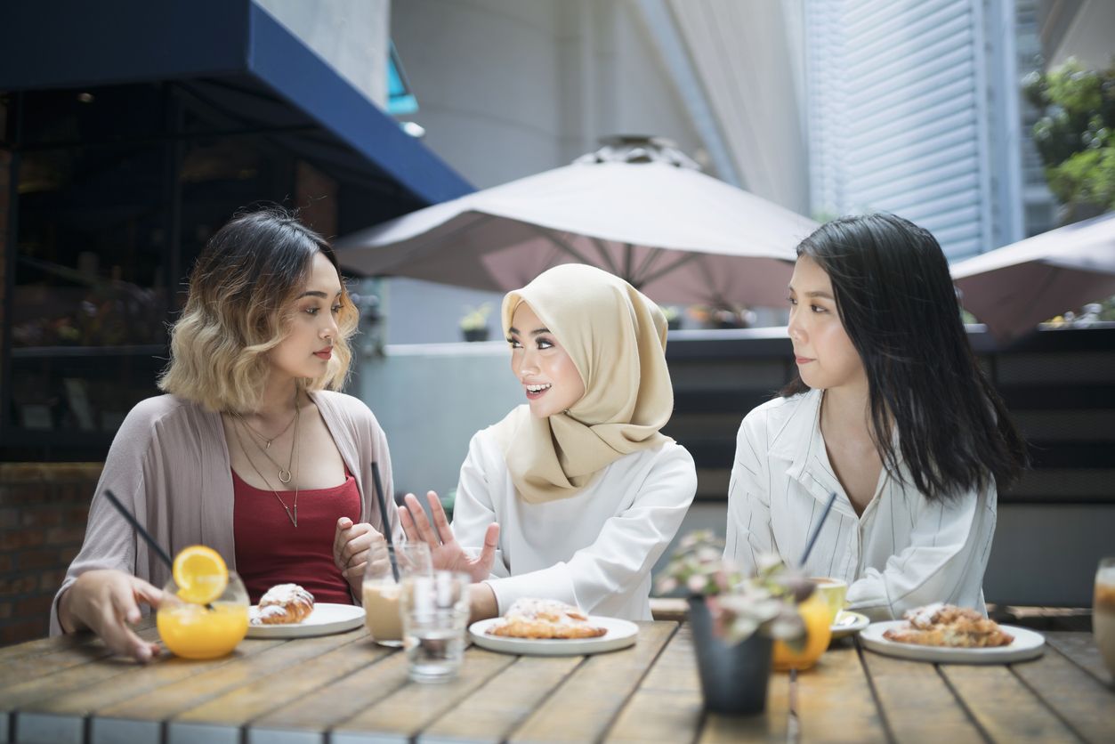 Memang semakin social butterfly bersosialisasi dan bertemu banyak orang, ia akan semakin bersemangat dan bergairah. Tetapi, ada tantangannya!