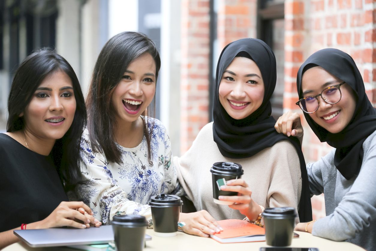 Social butterfly merupakan seseorang berkepribadian ekstrovert yang sangat suka berpindah-pindah dari satu kelompok ke kelompok sosial lainnya.