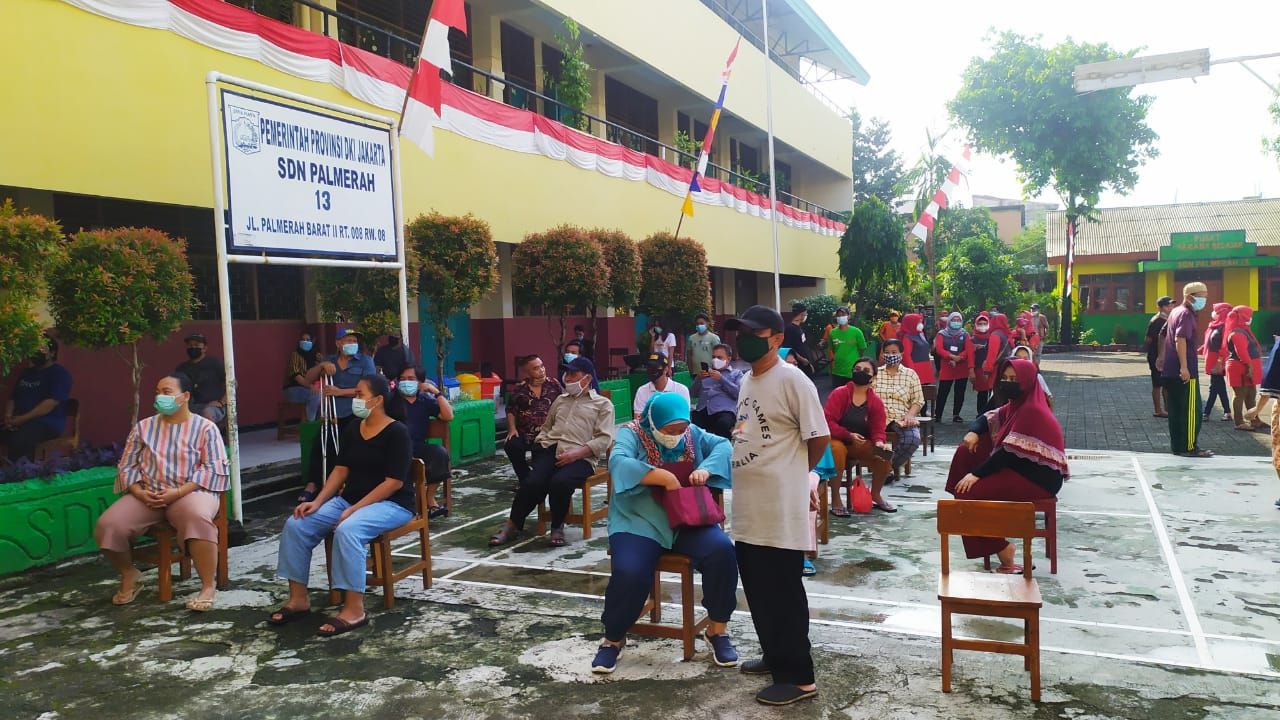 Vaksin merupakan upaya efektif untuk memutus rantai penyebaran Covid-19. Lewat program Vaksinasi Merdeka, disediakan lebih dari 710 ribu dosis vaksin