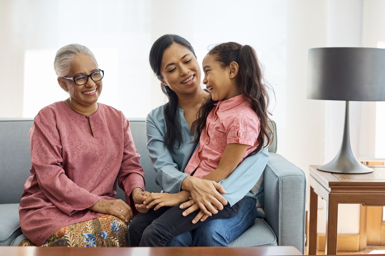 Setiap orang tua pasti memiliki caranya sendiri dalam mengasuh anak. Namun, terkadang kakek-nenek juga ingin terlibat. Bagaimana mengatasinya?