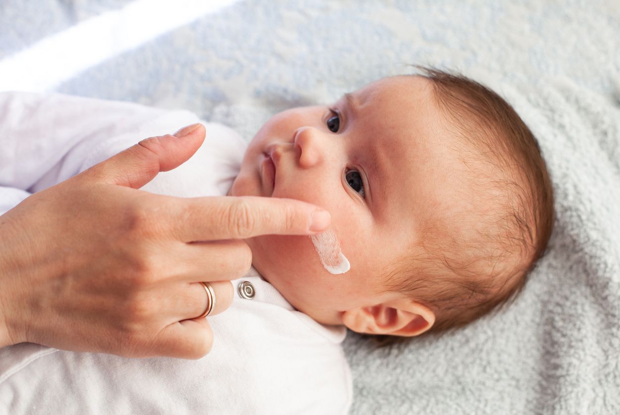 Skincare berbahan organik bisa membantu bayi terhindar dari penyakit kulit eksim, lho, Kawan Puan. Apa rekomendasinya?