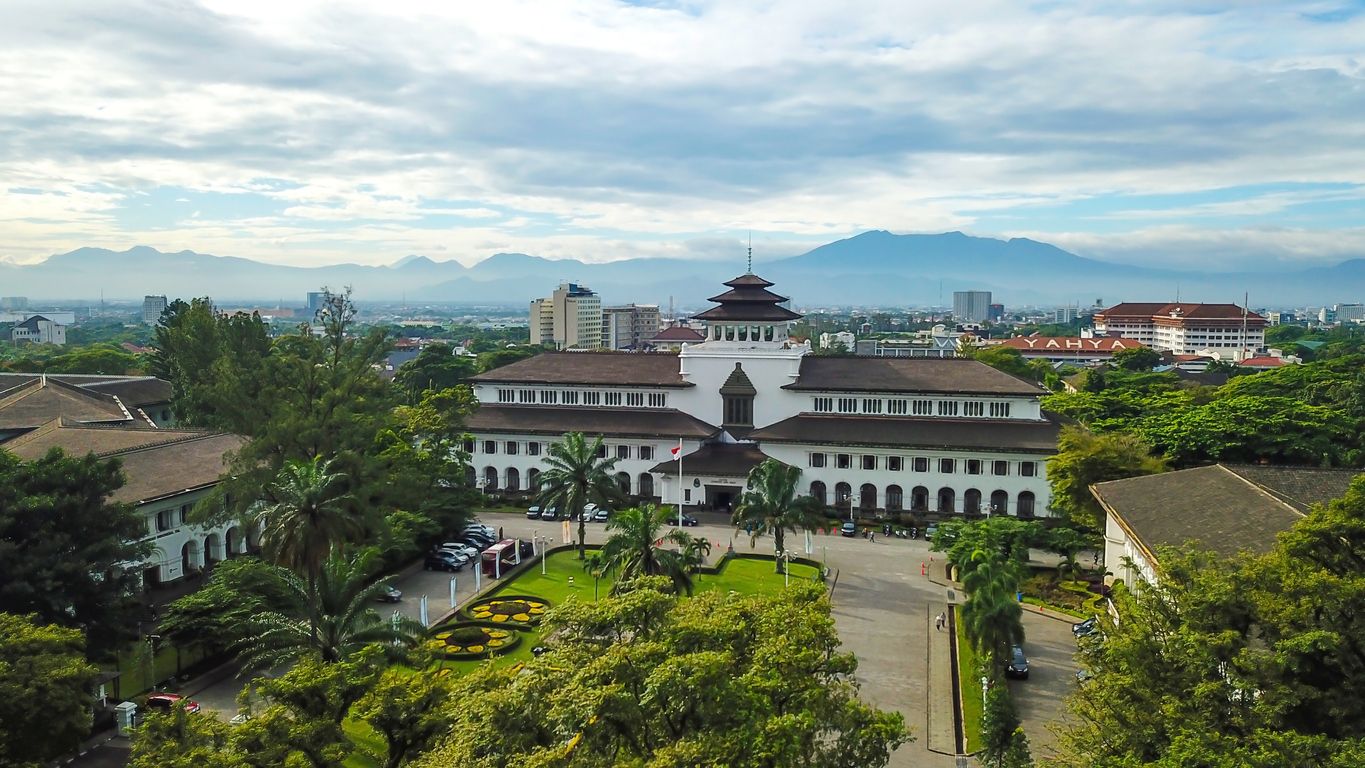 Liburan bersama keluarga di masa pandemi tak perlu jauh-jauh, cukup dengan melakukan staycation di villa-villa unik ini.