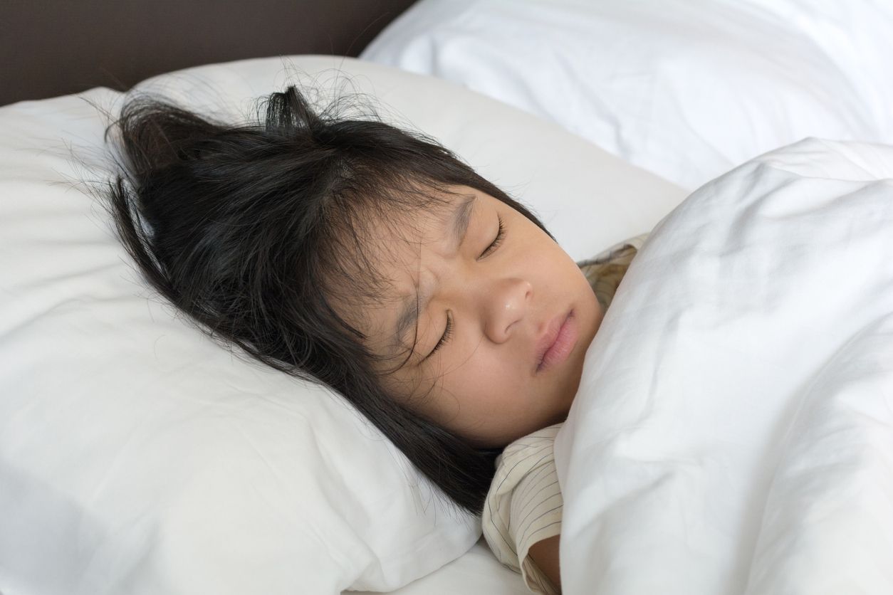 Mimpi buruk bagi anak bisa berpengaruh di kehidupan nyata bahkan mengalami ketakutan. Simak, berikut cara mengatasinya!